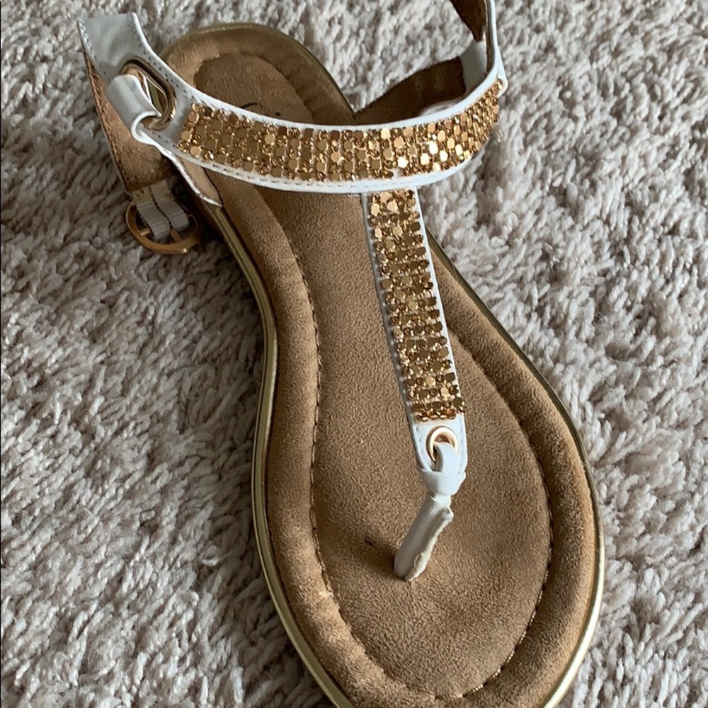 T strap sandals
